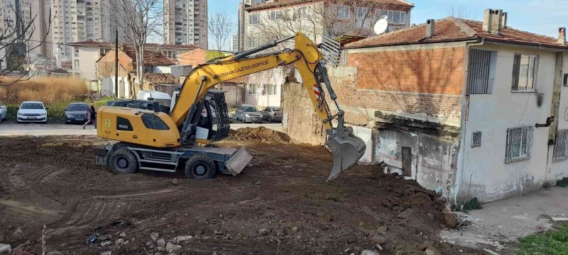 Osmangazi’de bir metruk yapı daha yıkıldı
