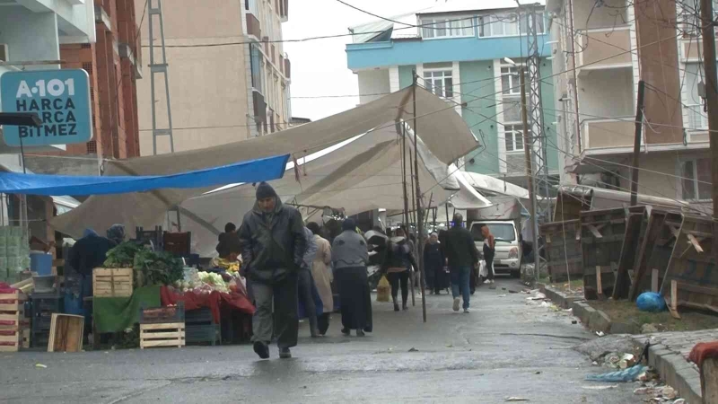 Arnavutköy’de fırtına nedeniyle bazı pazarcılar çadır kuramazken bazılarıysa ısınmak için ateş yaktı
