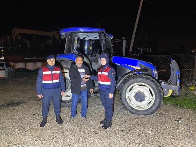 Jandarma, çalınan traktör ve tarım aletini bularak sahibine teslim etti
