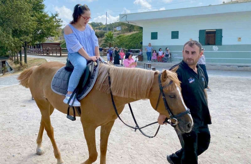 2 bin çocuğa atlı terapi
