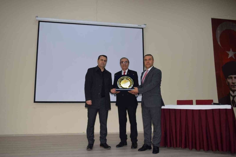 Gölbaşı Milli Eğitim Müdürü Özdemir, Besni’de okul müdürlerine seminer verdi
