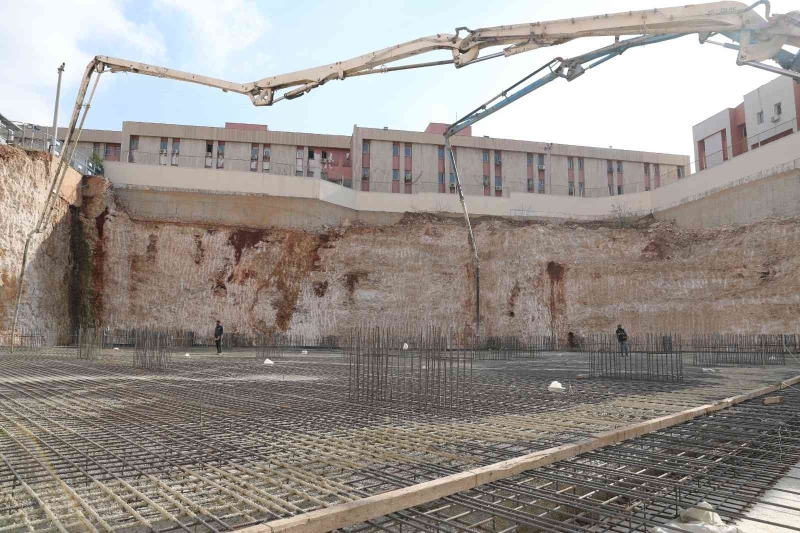Mardin’de kapalı otopark projesinin ilk betonu döküldü
