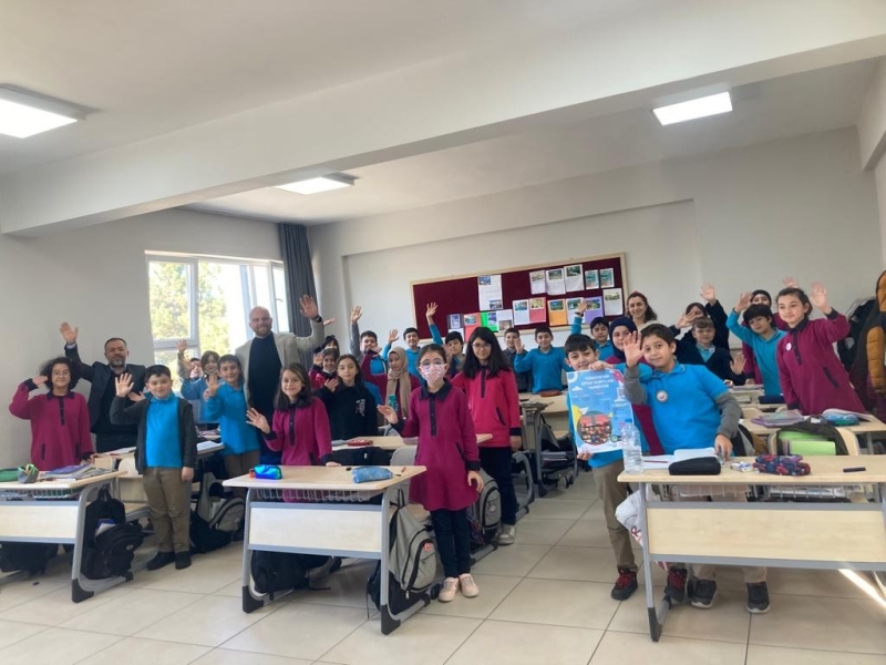 TÜGVA, Eskişehir’de 41 ortaokulu ziyaret ederek ‘Kitap Kurdu’ yarışmasını anlattı
