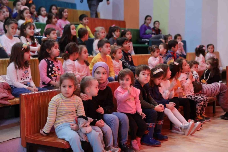 Yalova’da çocuklar tiyatro ile eğlenmeye devam ediyor
