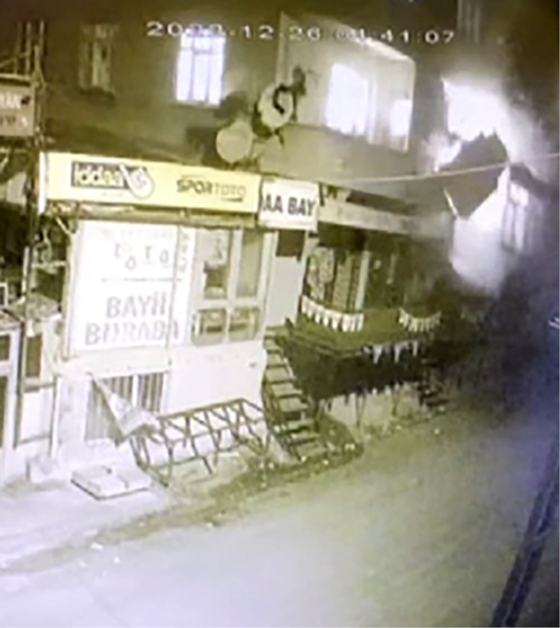 Avcılar’da kiracının yakıp kaçtığı evin patlama anı kamerada
