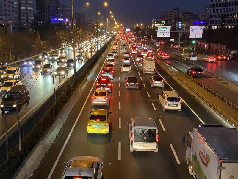 İstanbul’da haftanın ilk iş gününde trafik yoğunluğu oluştu

