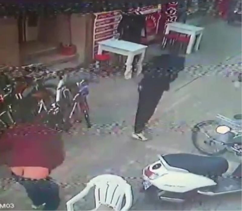 Kaçan saldırganı attığı bisiklet parçasıyla yakalatmıştı, o anlar kamera
