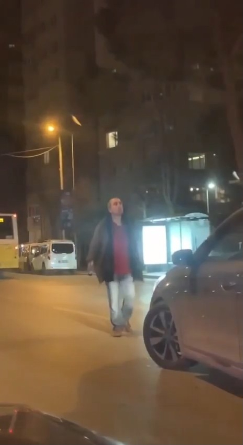 Ataşehir’de alkollü vatandaş araçların üzerine yürüdü, yolu kesti
