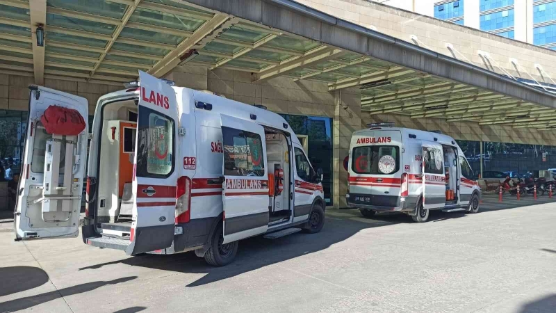 Siirt’te minibüs şarampole yuvarlandı: 2 yaralı
