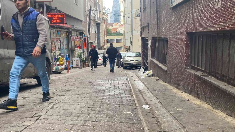 İstanbul’da akıl almaz olay kamerada: Çöp zannettiği adamı ezip kaçtı
