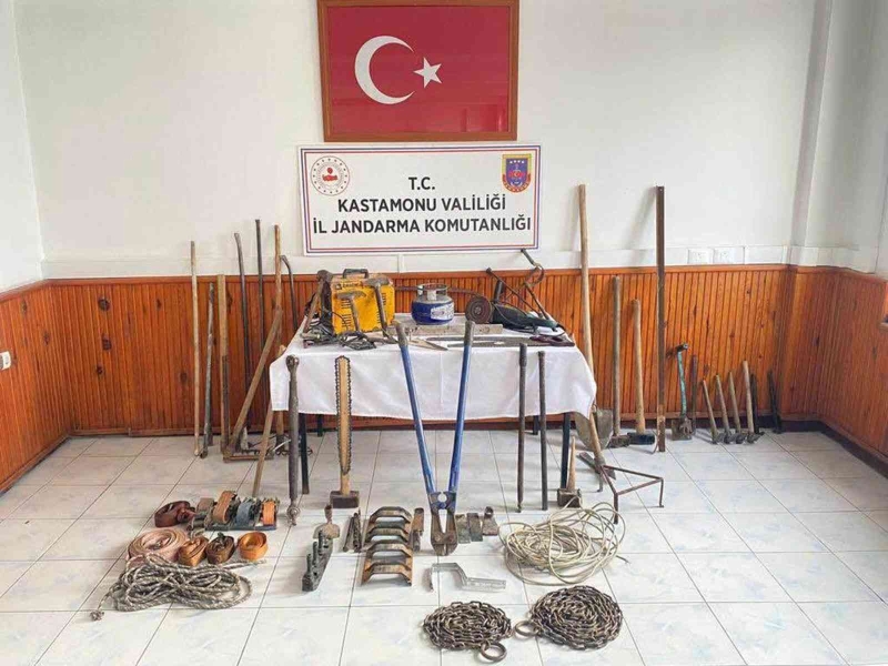 Kastamonu’da evlerden 69 parça eşya çalan hırsız tutuklandı
