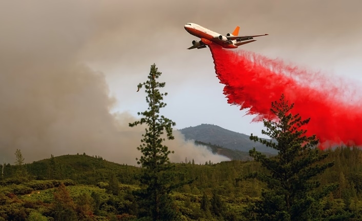 Yangınlara müdahalede kullanılan uçakların bıraktığı kırmızı karışımın nedeni