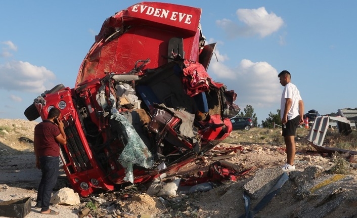 Güne kötü haberle uyandık! Nakliye kamyonu şarampole savruldu: 4 kişi hayatını kaybetti
