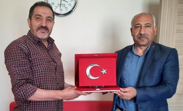 MHP Van İl Başkanı Salih Güngöralp, İHA Van Bölge Müdürü Şükrü Akyüz