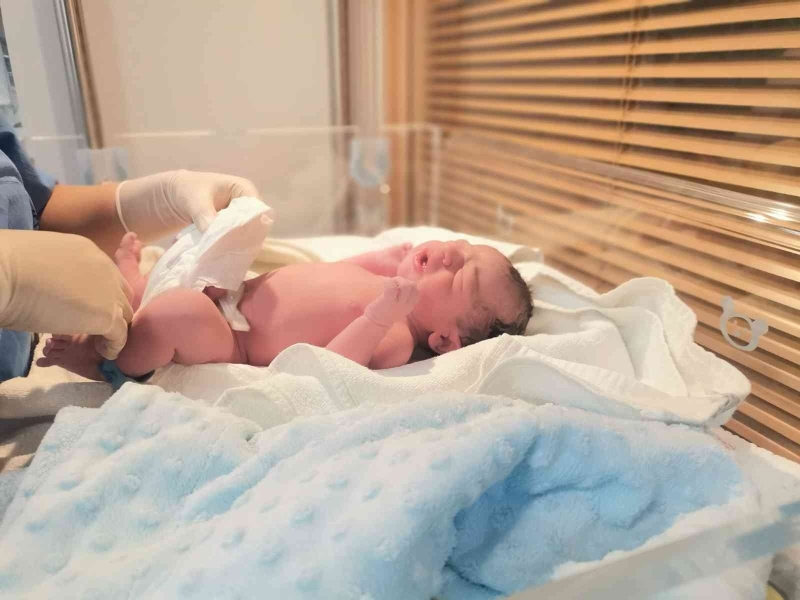 İzmir’de yeni yılın ilk bebeği Aras Bulut oldu
