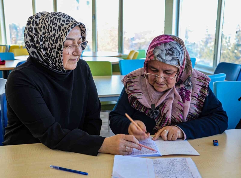 Vanlı kadınlar Büyükşehir’le okuma-yazma öğreniyor

