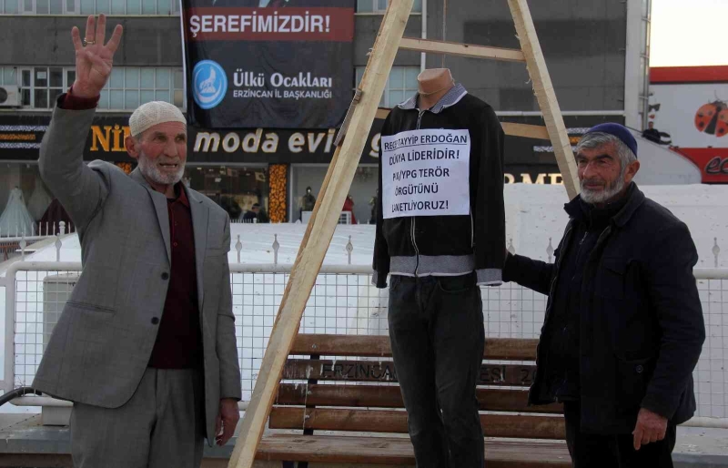 İdam sehpasını kurup Erzincan’ın meydanında maketi astılar
