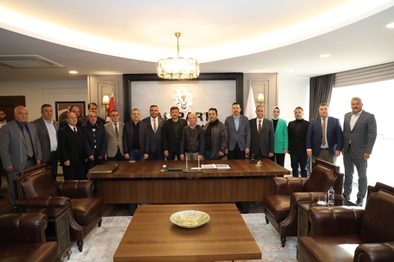 AK Parti İzmir’den oda başkanlarına rozet
