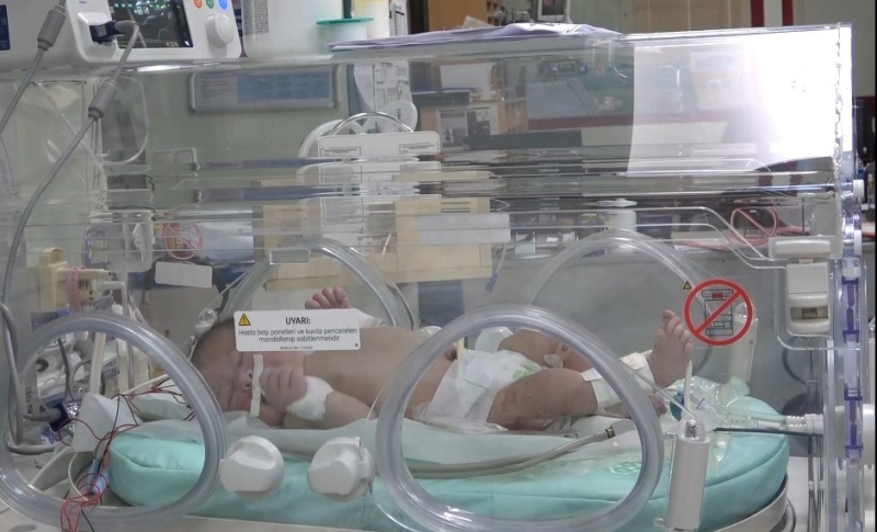 Burdur’da kapı önüne terk edilen bebeğin tedavisi yoğun bakımda devam ediyor
