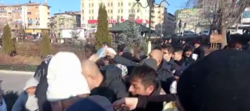 CHP Erzurum’da Kur’an-ı Kerim dağıttı, vatandaşlar birbirleriyle yarıştı

