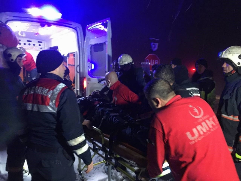 Elazığ’da kazada takla atan aracın altında sıkıştı, ekipler seferber oldu
