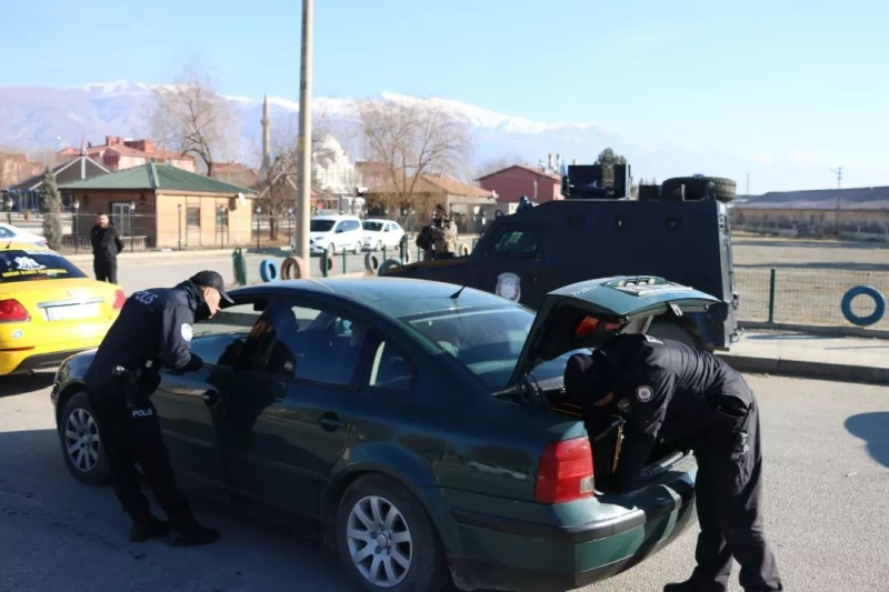 Erzincan’da çeşitli suçlardan aranan 63 kişi ve 56 kaçak göçmen yakalandı

