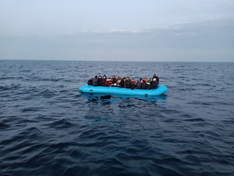 Yunan unsurları tarafından ölüme terk edilen 61 kaçak göçmen kurtarıldı
