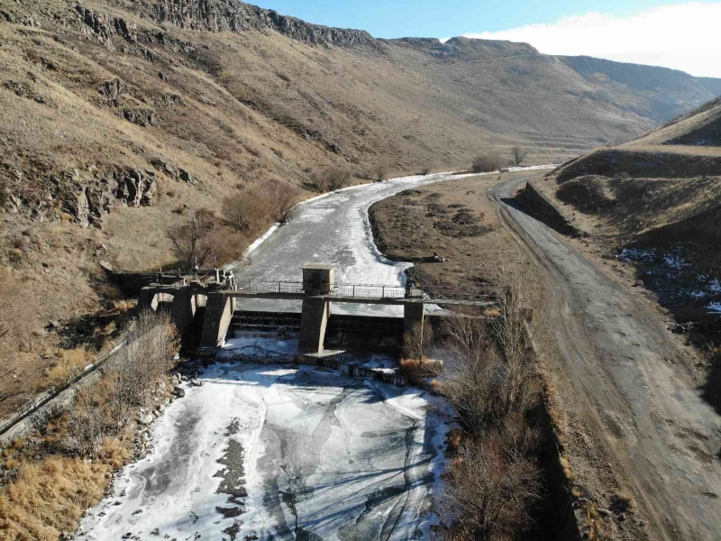 Kars’ta soğuktan HES barajı dondu
