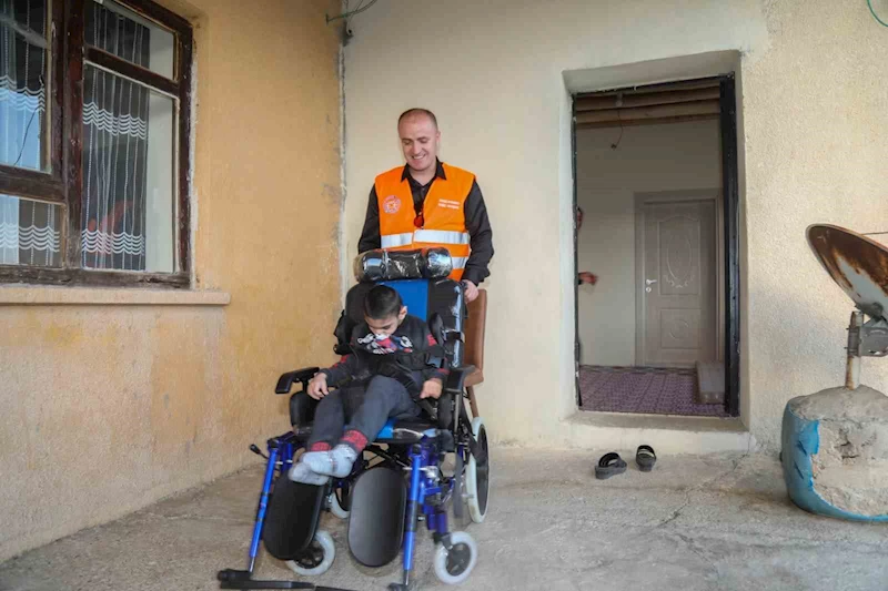 Doğuştan engelli minik Serdar tekerlekli sandalyesine kavuştu
