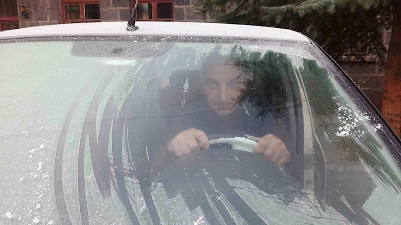 Kars eksi 5 dereceyi gördü, araçların camları buz tuttu
