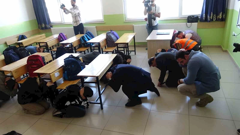 Bingöl’de 400 okulda eş zamanlı deprem tatbikatı yapıldı
