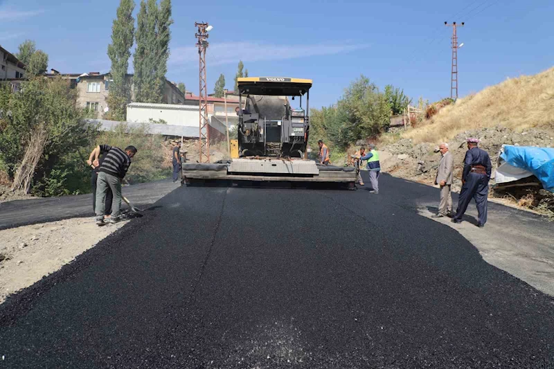 Hakkari’de yol asfaltlama çalışmaları devam ediyor
