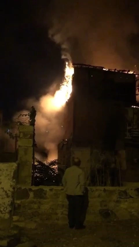 Elazığ’da 2 katlı binanın çatısı alev alev yandı