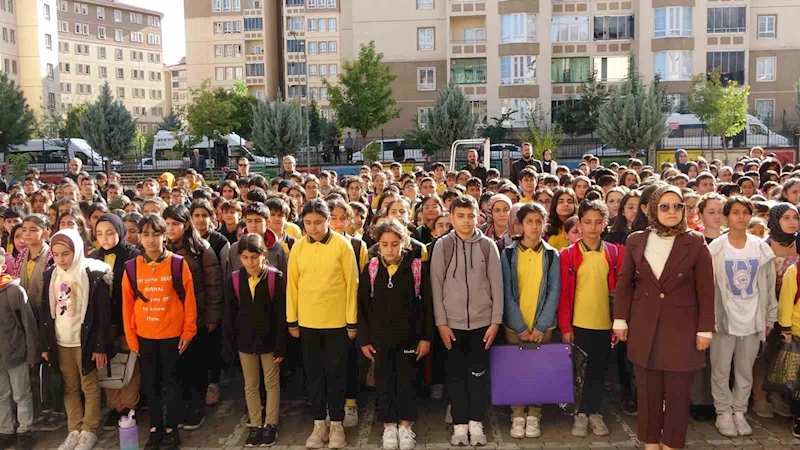 Bingöl’de öğrenciler, Filistin’deki çocuklar için saygı duruşunda bulundu
