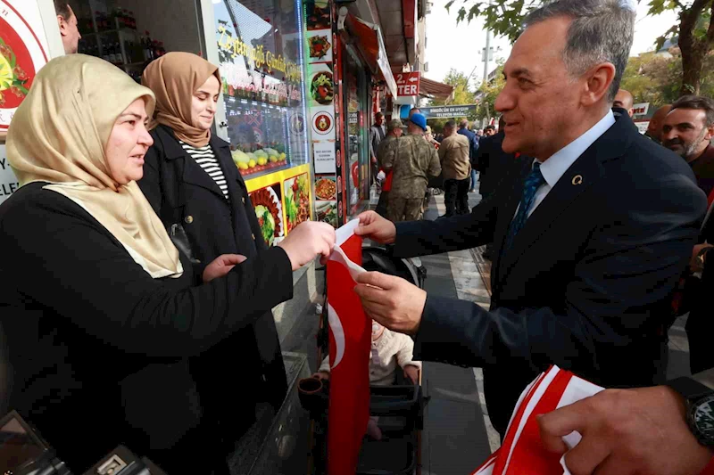 Bingöl’de esnaf ve vatandaşlara Türk bayrağı dağıtıldı
