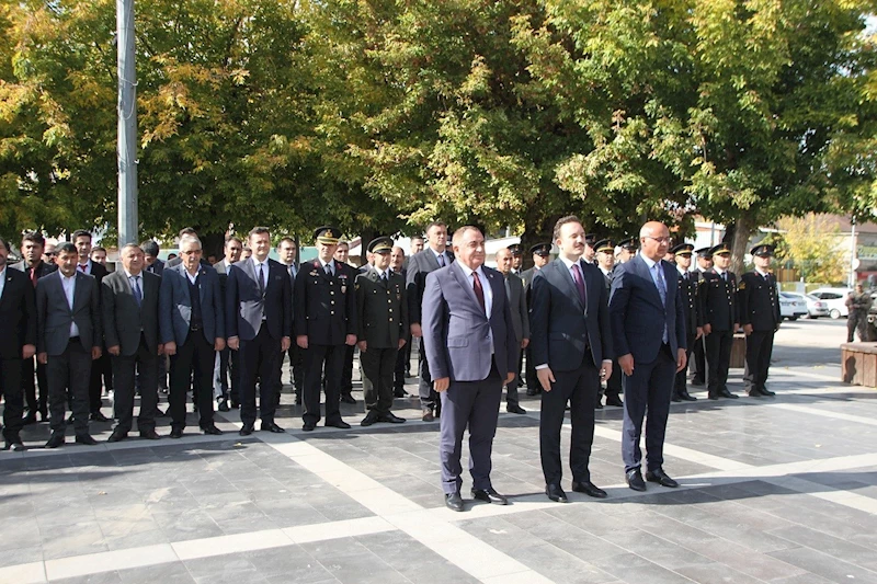 Malazgirt’te 29 Ekim Cumhuriyet bayramı çelenk koyma töreni yapıldı
