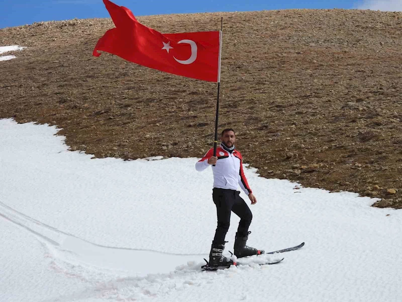 3 bin 250 rakımda Türk bayrağı açarak kayak yaptı
