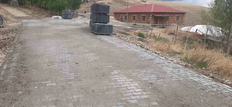 Bitlis’te köy yollarına kilitli parke taşı döşendi
