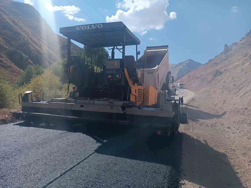 İran’ın sınırında köylerin yolları asfaltlanıyor
