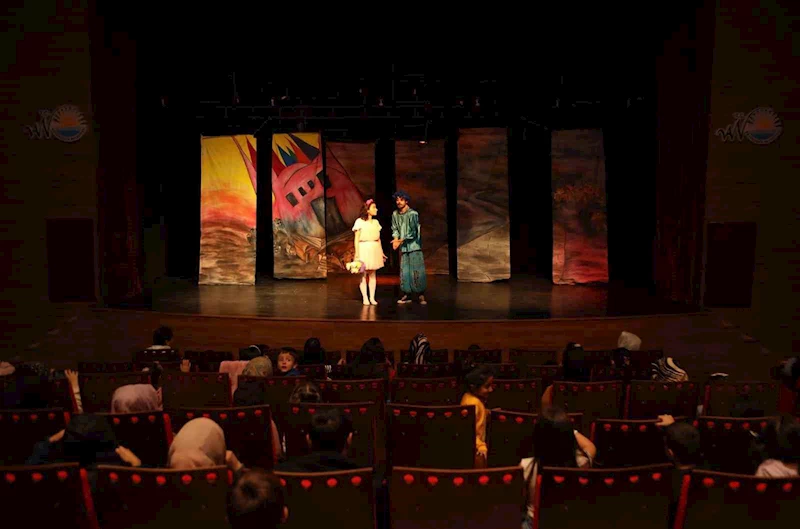 Van Büyükşehir Belediyesi çocukları tiyatro ile buluşturmaya devam ediyor
