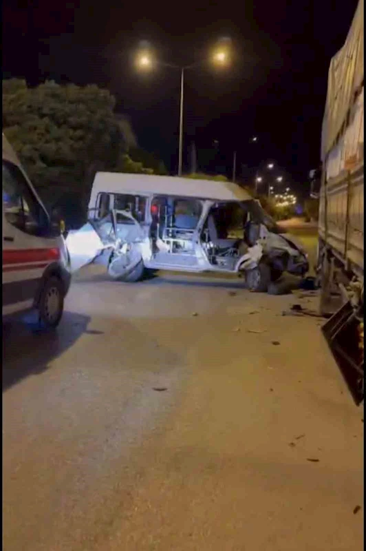 Elazığ’da minibüs park halindeki kamyona çarptı: 1 yaralı
