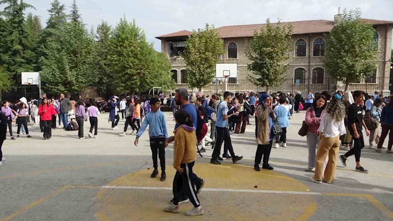 4.3’lük depremle sarsılan Malatya’da veliler okullara akın etti
