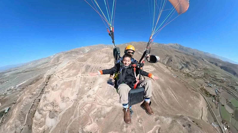 Özel çocukların adrenalin dolu yamaç paraşütü deneyimi
