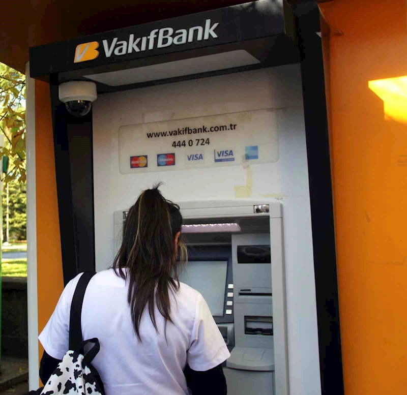 Arızalı Vakıfbank ATM’si vatandaşların tepkisine neden oluyor
