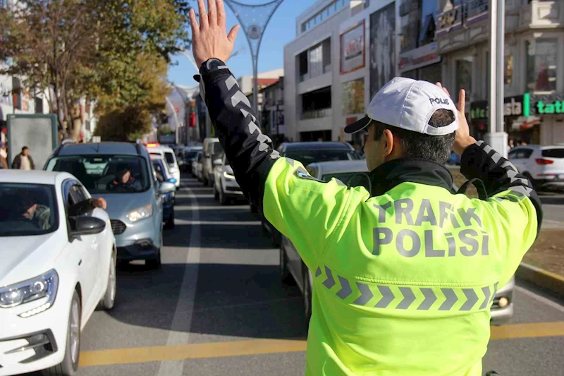 Erzincan’da 810 sürücüye ve 2 bin 683 araç tescil plakasına trafik idari para cezası uygulandı
