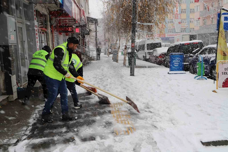 Ardahan’da karla mücadele ekipleri aralıksız çalışıyor

