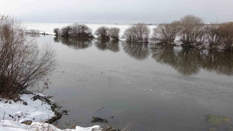Ardahan’da Kura Nehri’nin yüzeyi kısmen dondu
