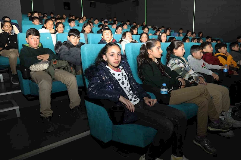 Van Büyükşehir Belediyesi öğrenciler için ücretsiz sinema projesi başlattı
