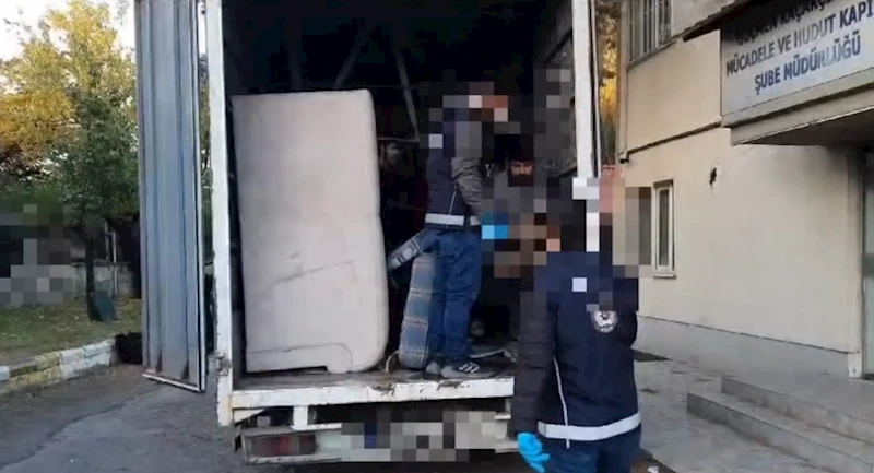 Evden eve taşımacılık yapılan kamyonette 25 kaçak göçmen yakalandı
