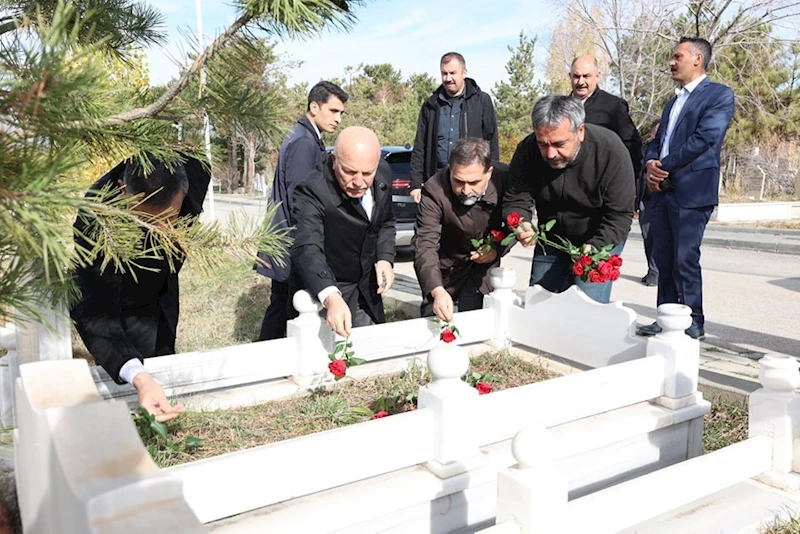 Gazeteci Sebahattin Yılmaz mezarı başında anıldı
